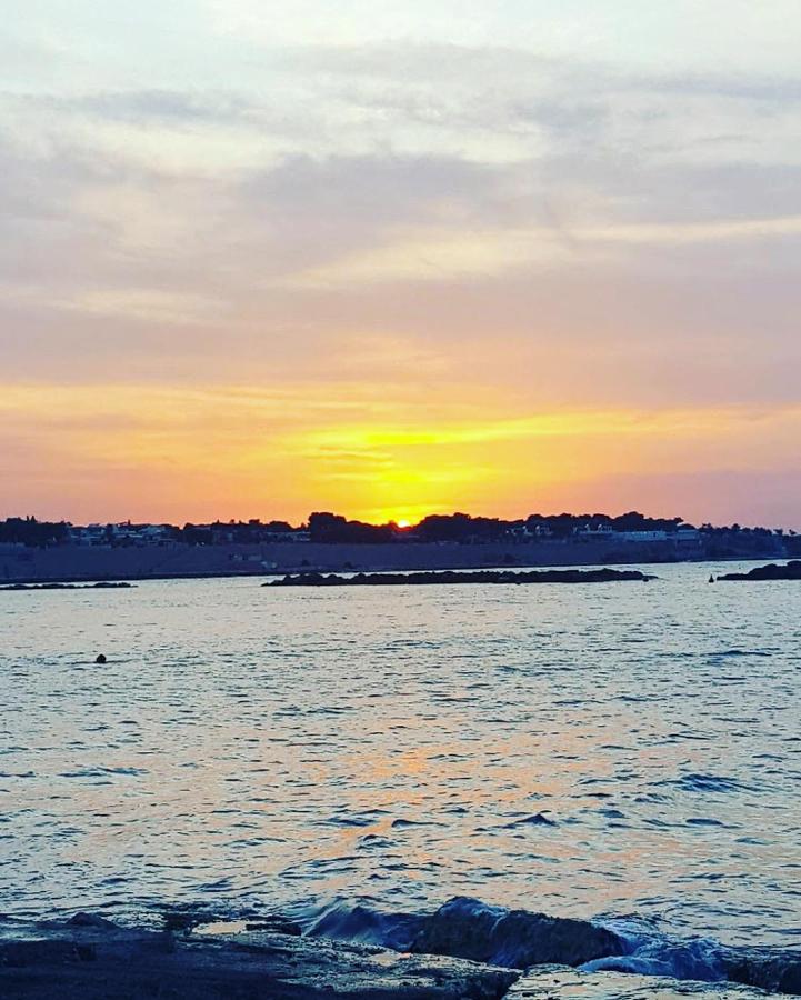 La Torretta Di Gigi - Soggiorno In Torre Medievale Bisceglie Bagian luar foto