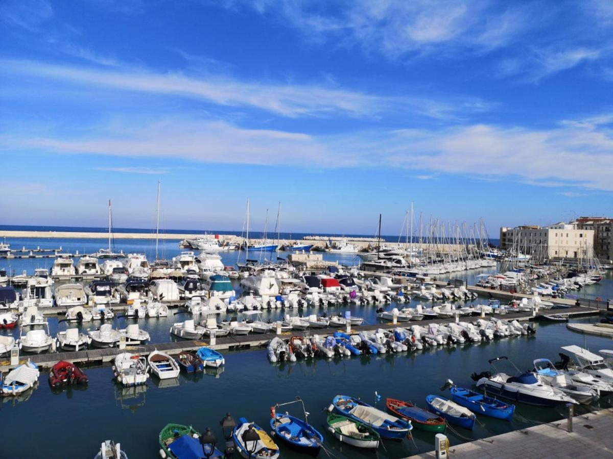 La Torretta Di Gigi - Soggiorno In Torre Medievale Bisceglie Bagian luar foto